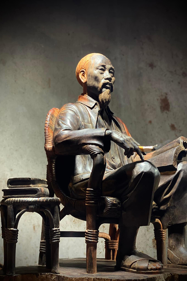 BÁC HỒ NGỒI GHẾ MÂY