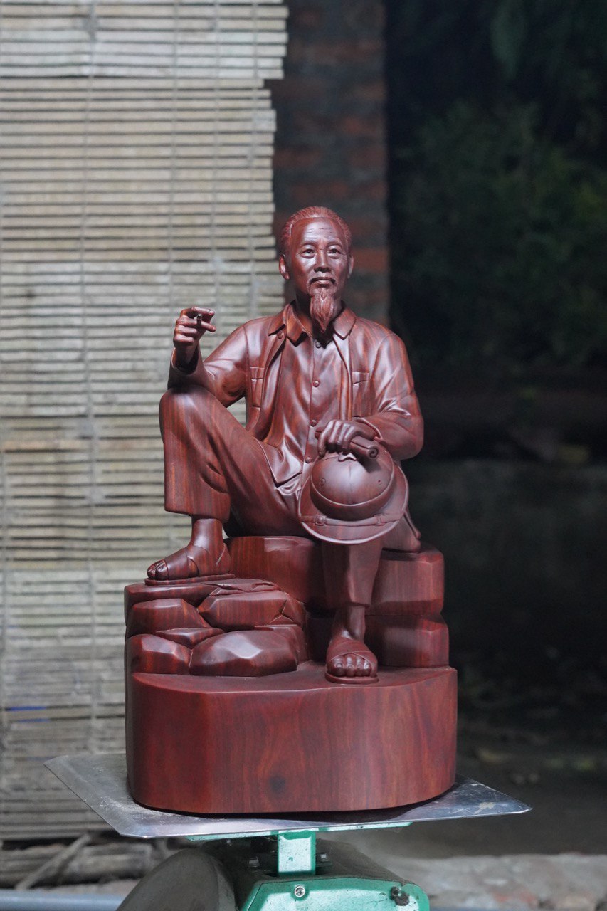 Tượng Bác Hồ ngồi phiến đá