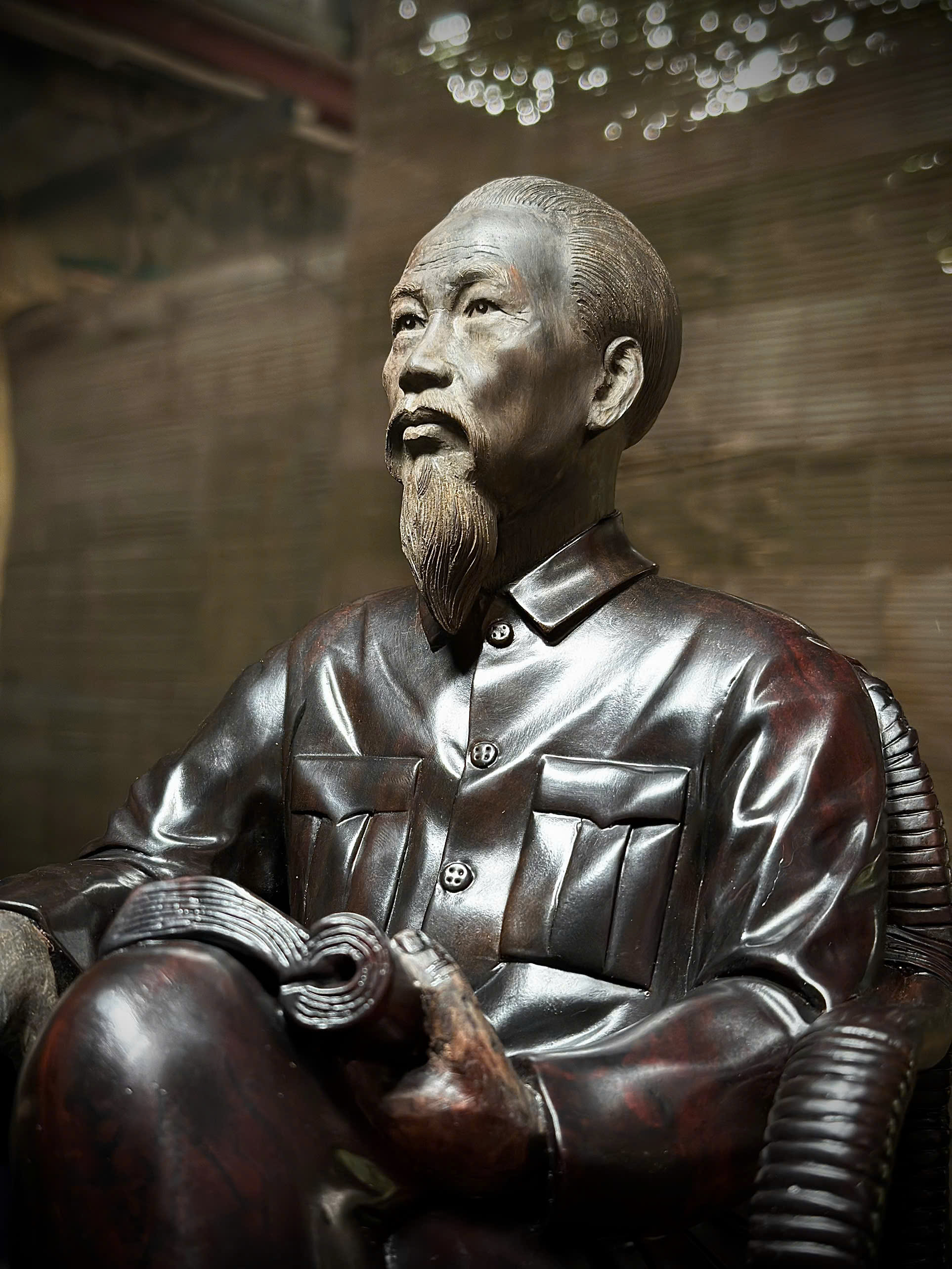 Tượng Bác Hồ ngồi ghế mây