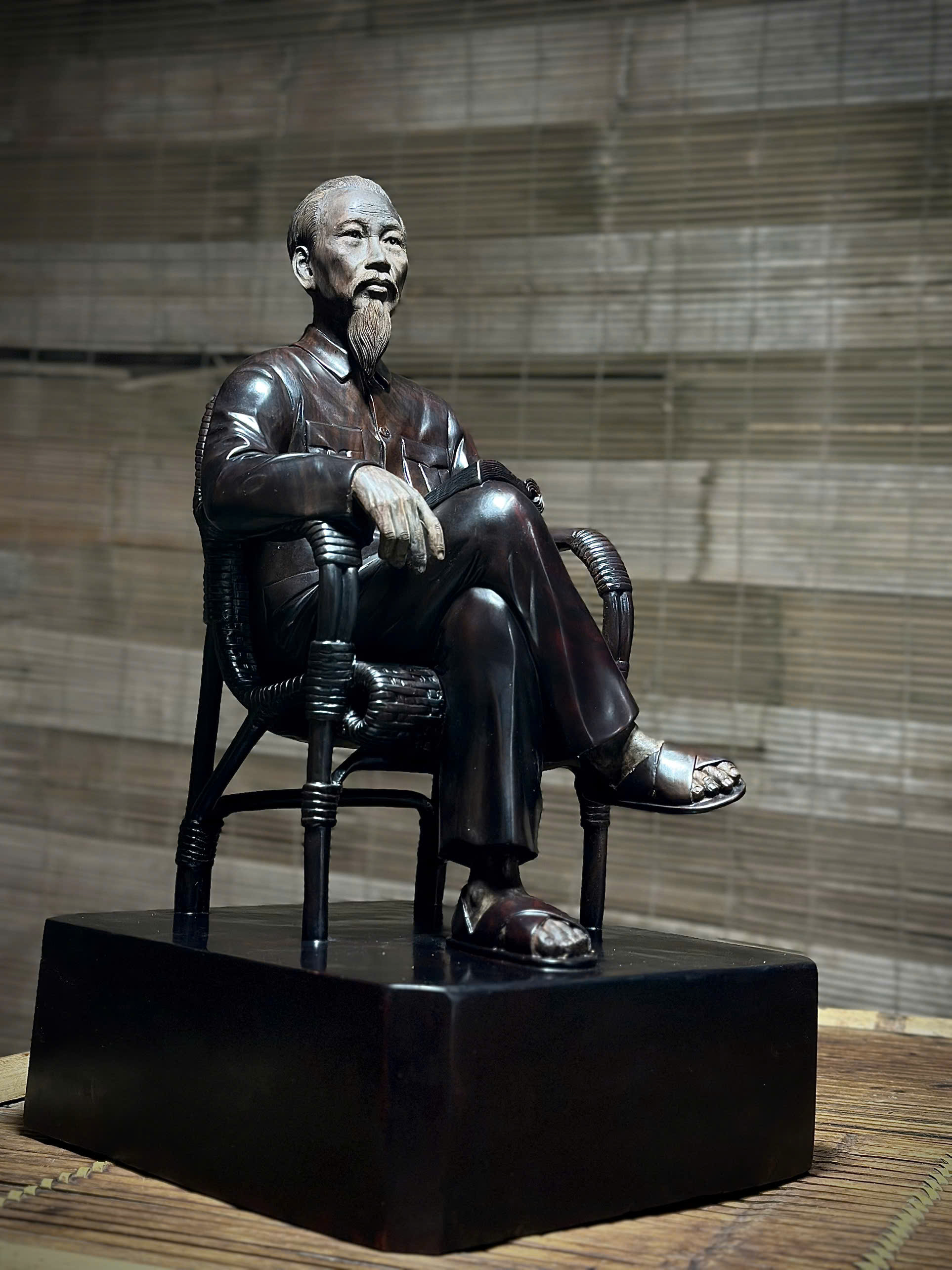 Tượng Bác Hồ ngồi ghế mây