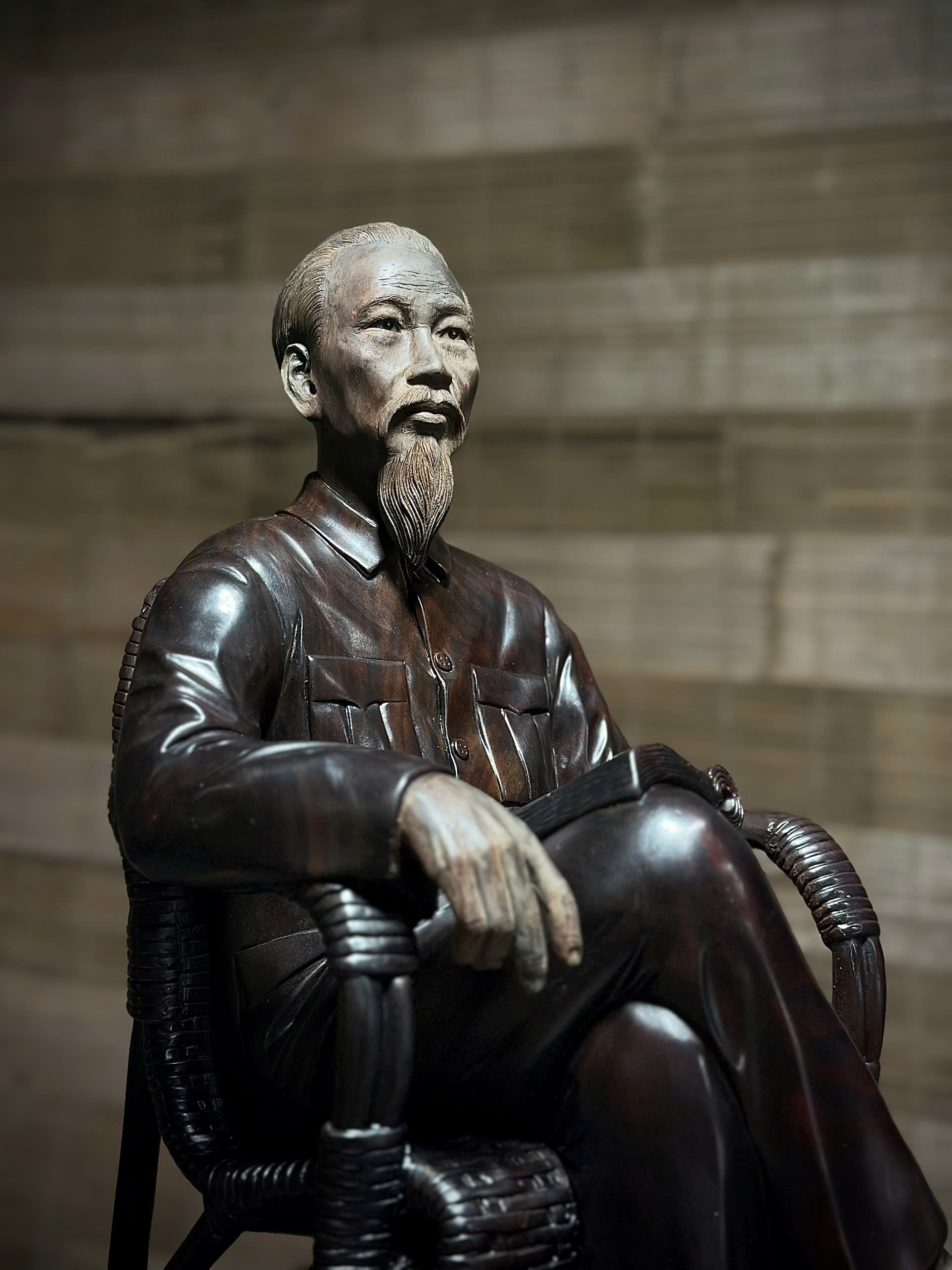 Tượng Bác Hồ ngồi ghế mây