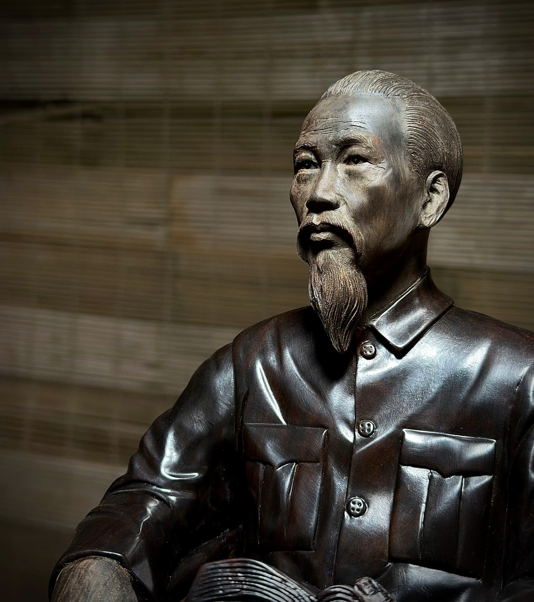 Tượng Bác Hồ ngồi ghế mây