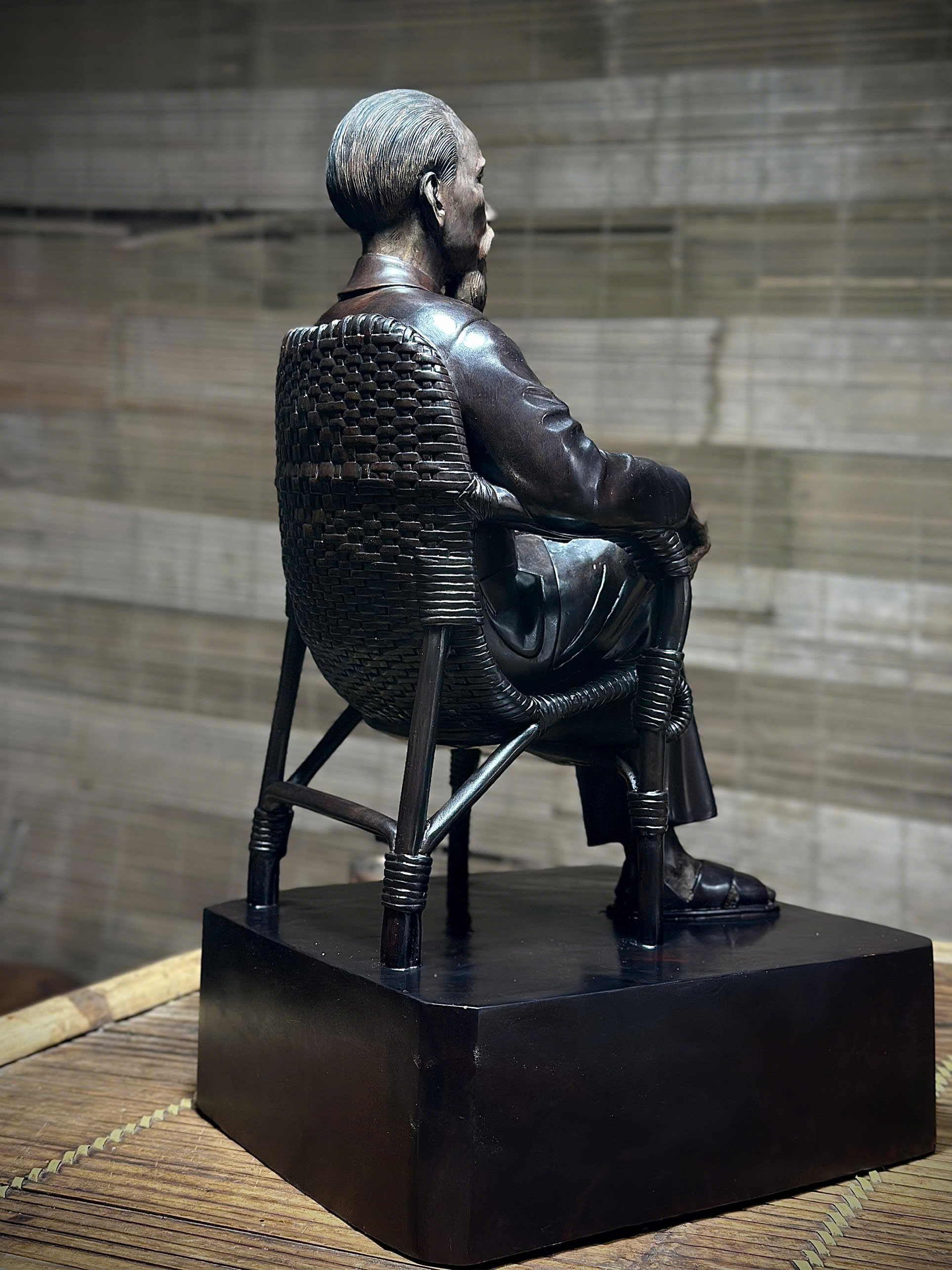 Tượng Bác Hồ ngồi ghế mây