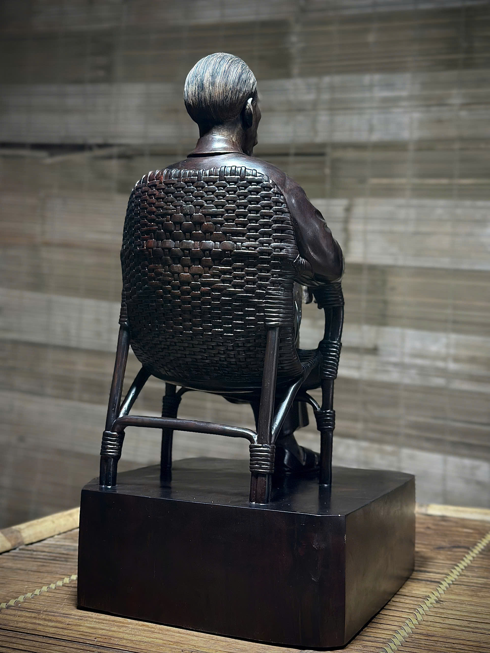 Tượng Bác Hồ ngồi ghế mây