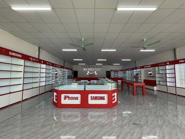 tu-ke-trung-bay-dien-thoai-dep