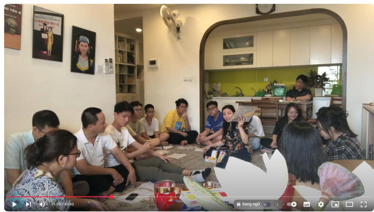 LÀM LỄ PHÁT LỘC BÚT BI ĐỒ DÙNG ĐI THI MAY MẮN CHO CAC HỌC SINH CÔ HÂU DẠY