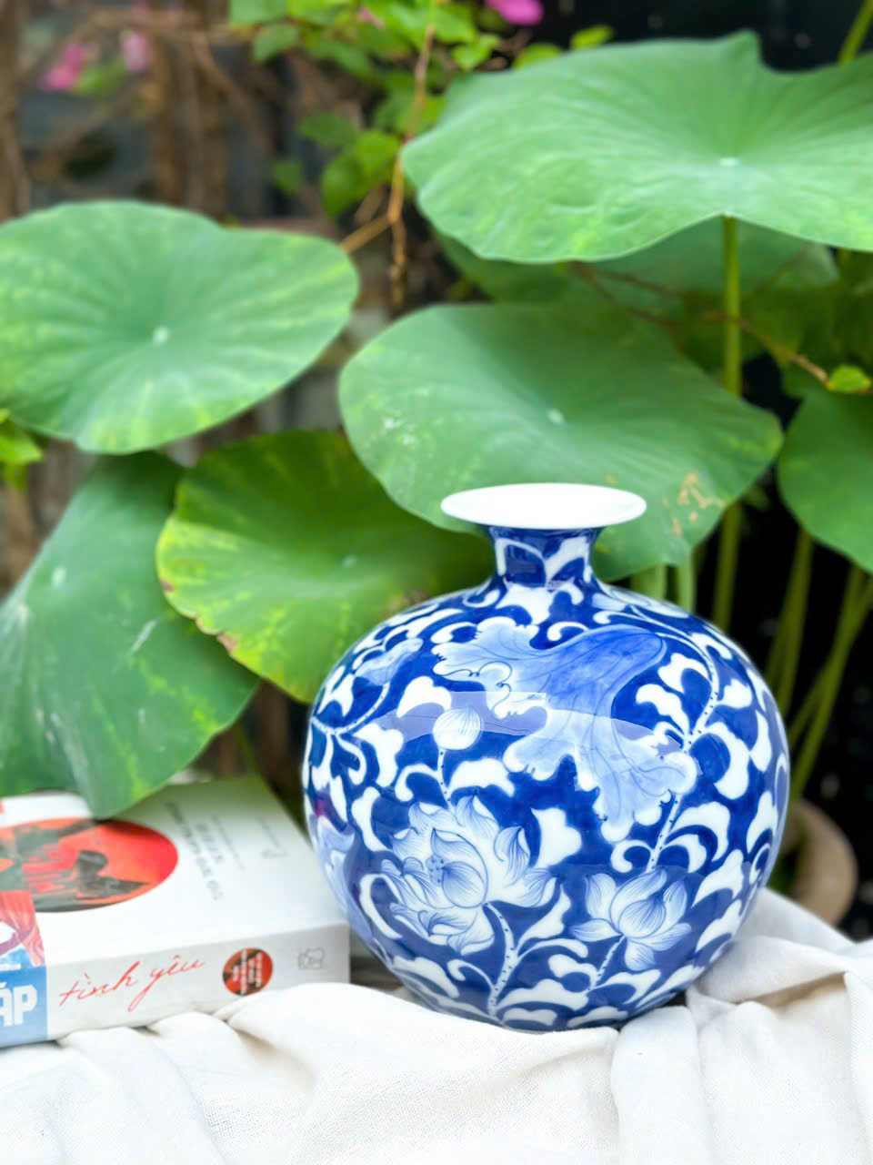 BÌNH HÚT LỘC TRẮNG VẼ TAY HỌA TIẾT