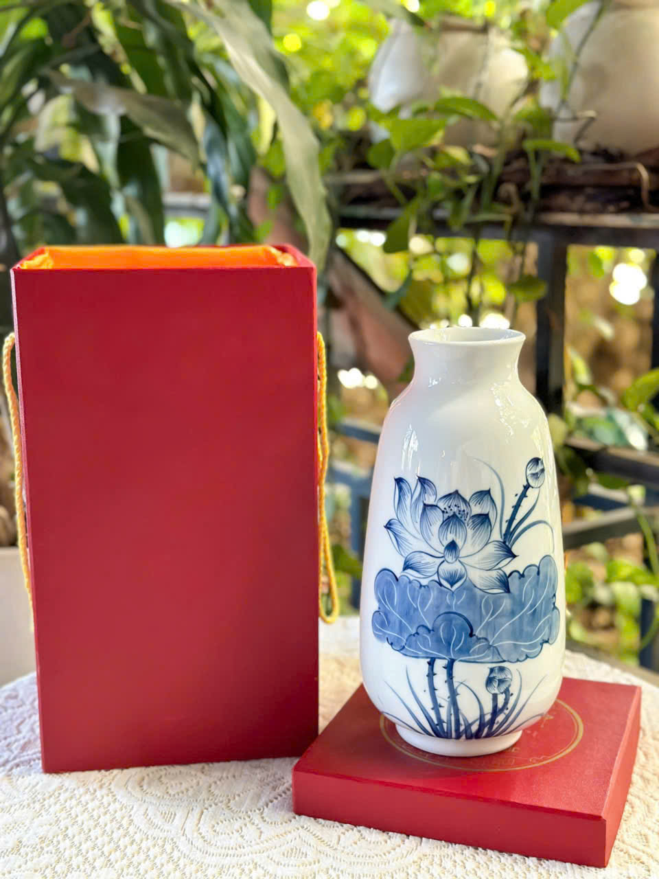 LỌ HOA TRẮNG HỌA TIẾT VẼ TAY