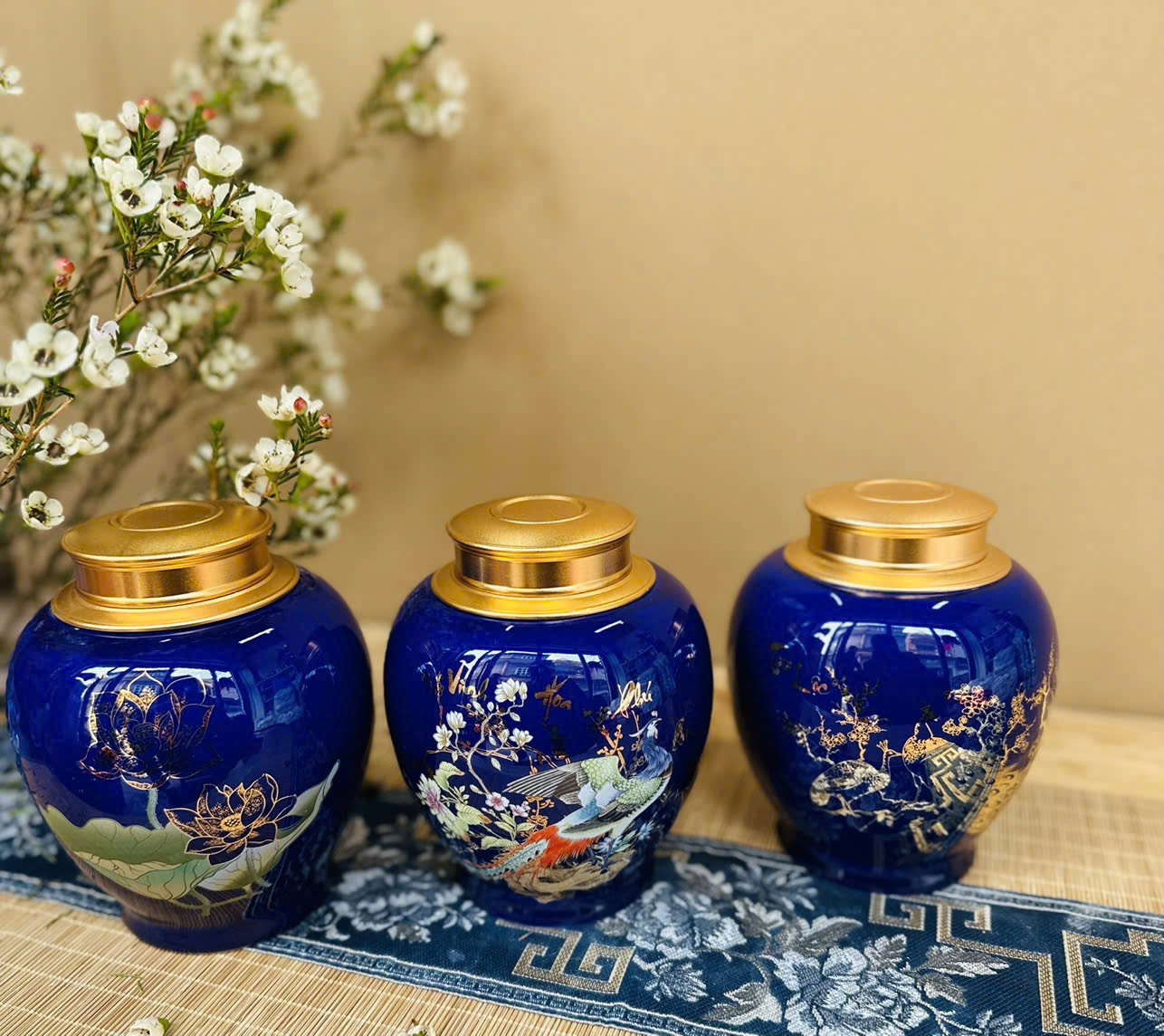 BÌNH ĐỰNG TRÀ IN VÀNG KIM CAO CẤP