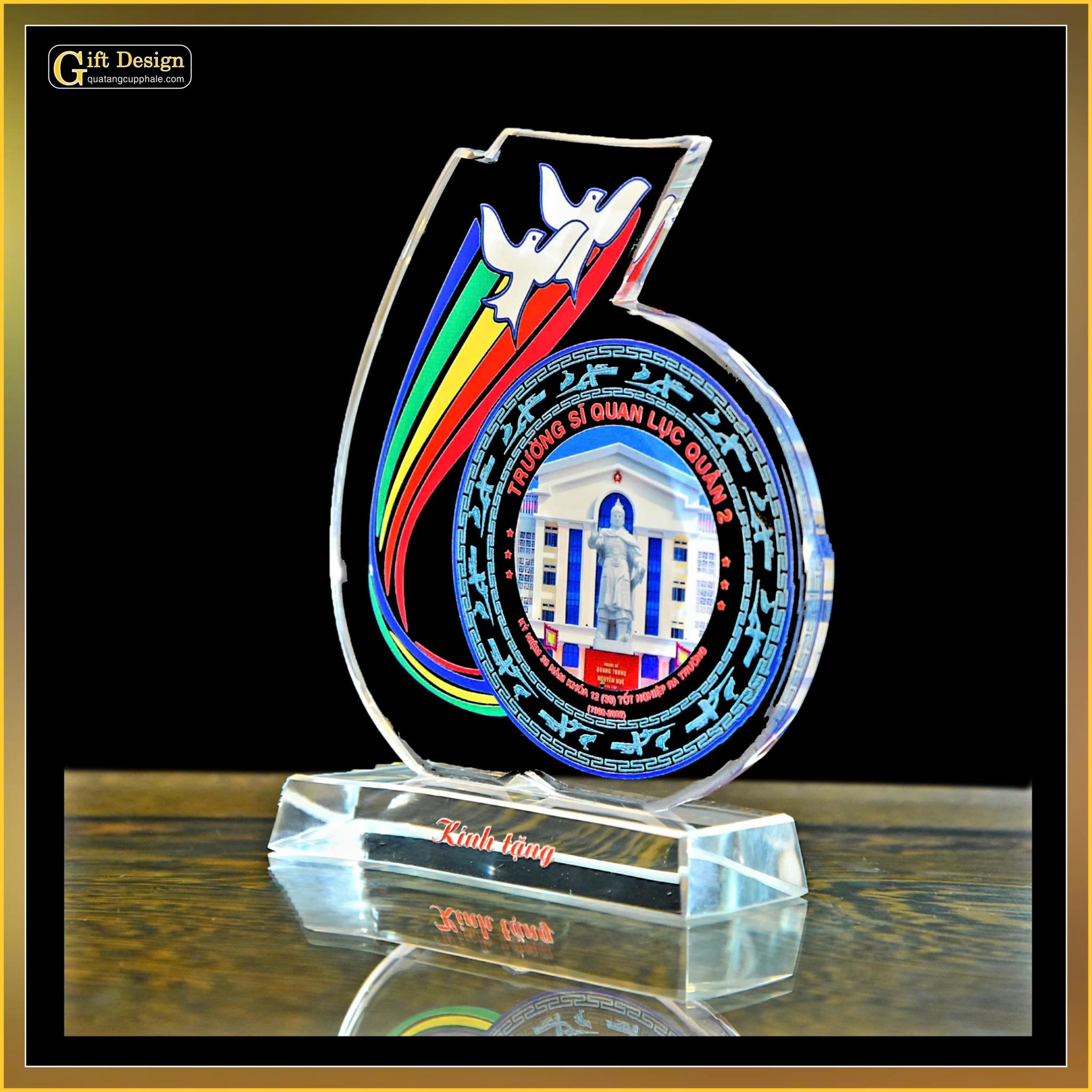 Cúp pha lê theo yêu cầu (Liên hệ nhận báo giá)