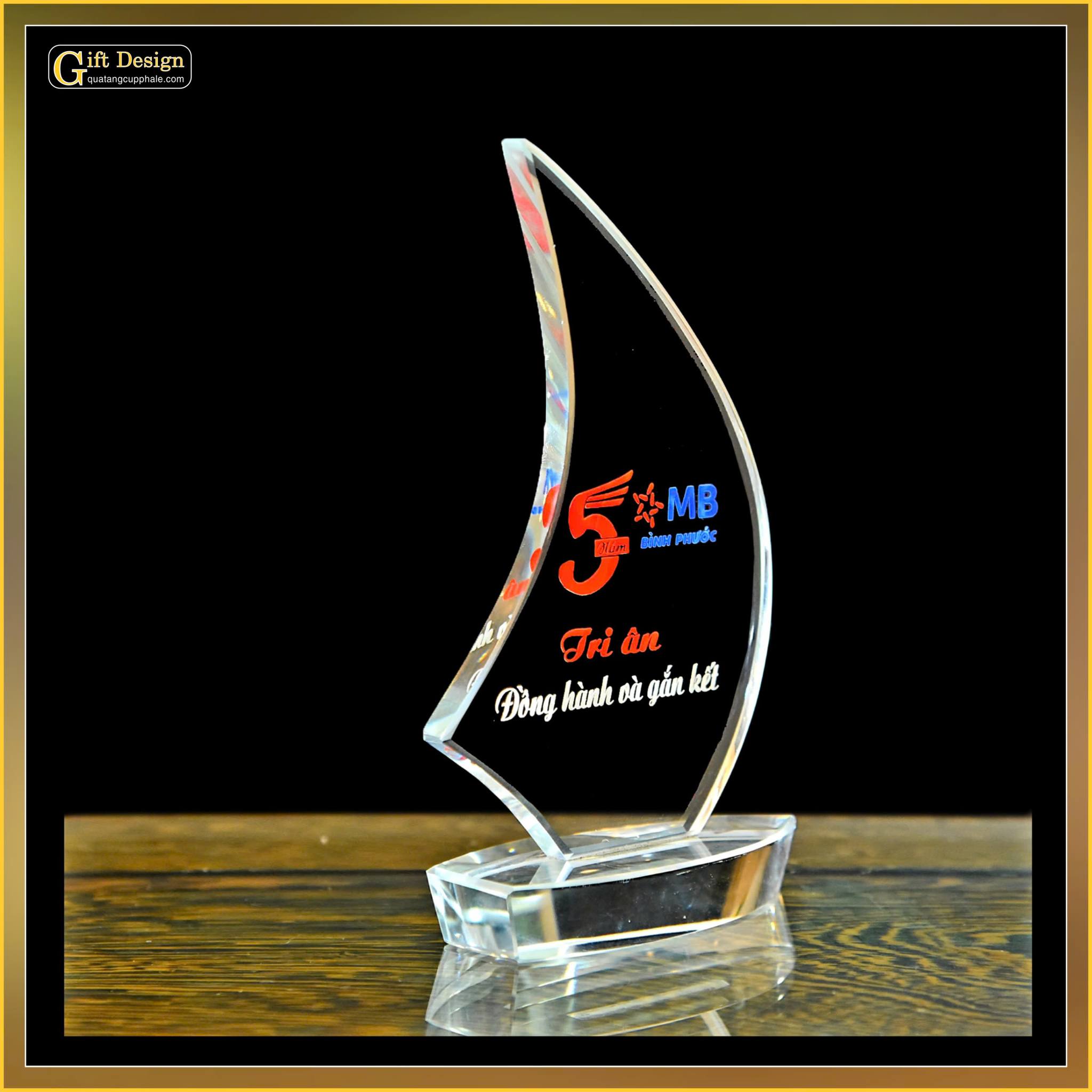 Cúp pha lê theo yêu cầu (Liên hệ nhận báo giá)