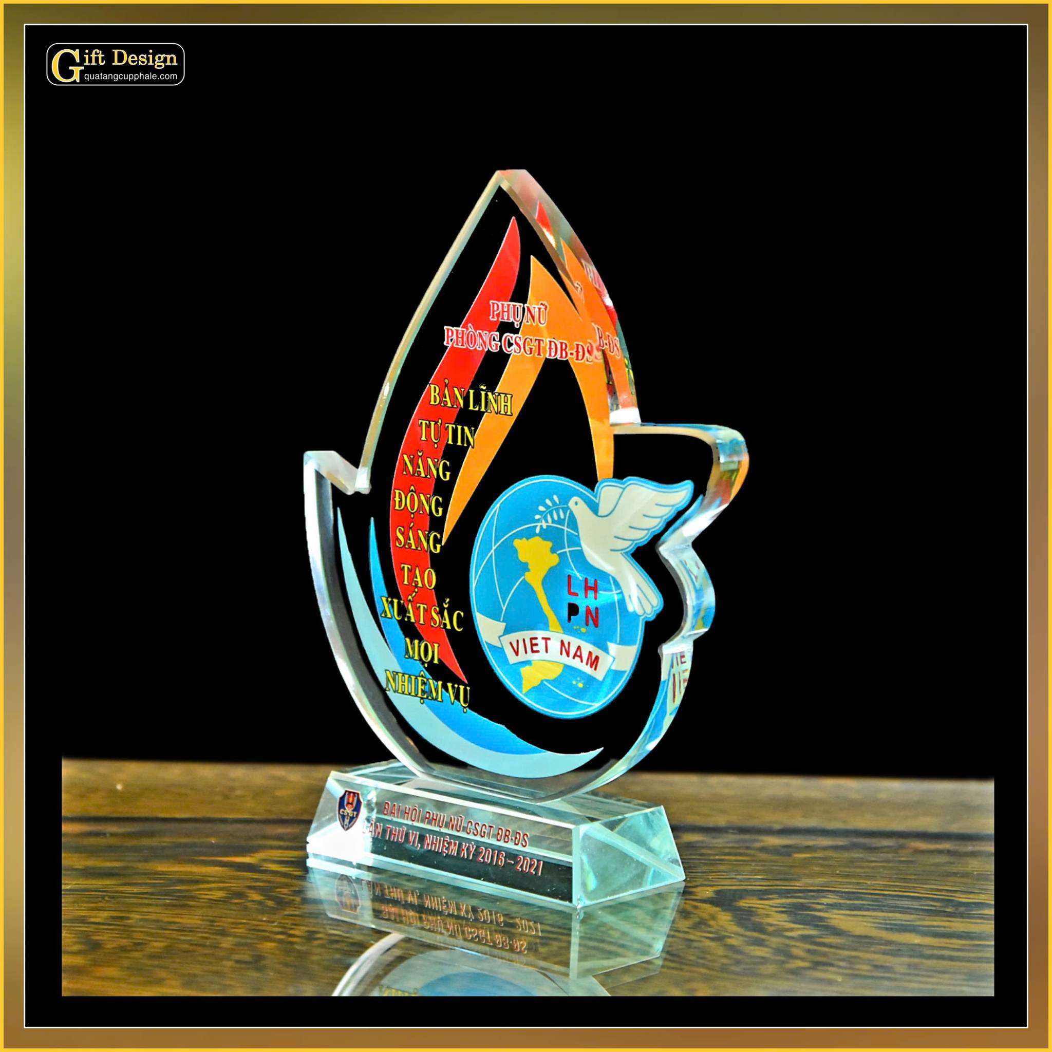 Cúp pha lê theo yêu cầu (Liên hệ nhận báo giá)