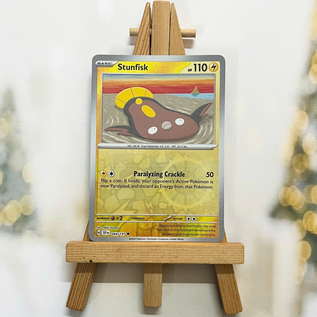 Thẻ hình Pokemon Stunfisk 064/191 - Lá bài lẻ Surging Sparks Common Reverse Holo tiếng Anh chính hãng