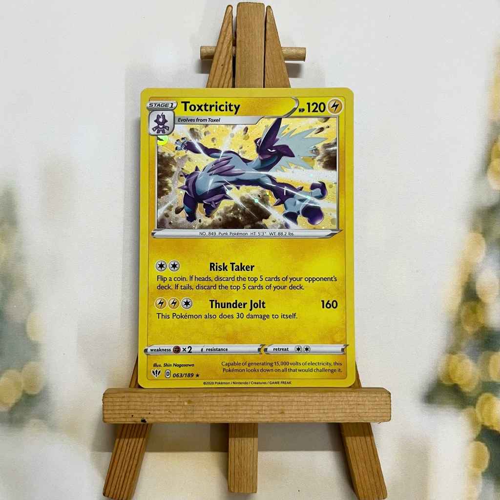 Thẻ hình Pokemon Toxtricity 063/189 - Lá bài lẻ Alternate Holo Promo tiếng Anh chính hãng