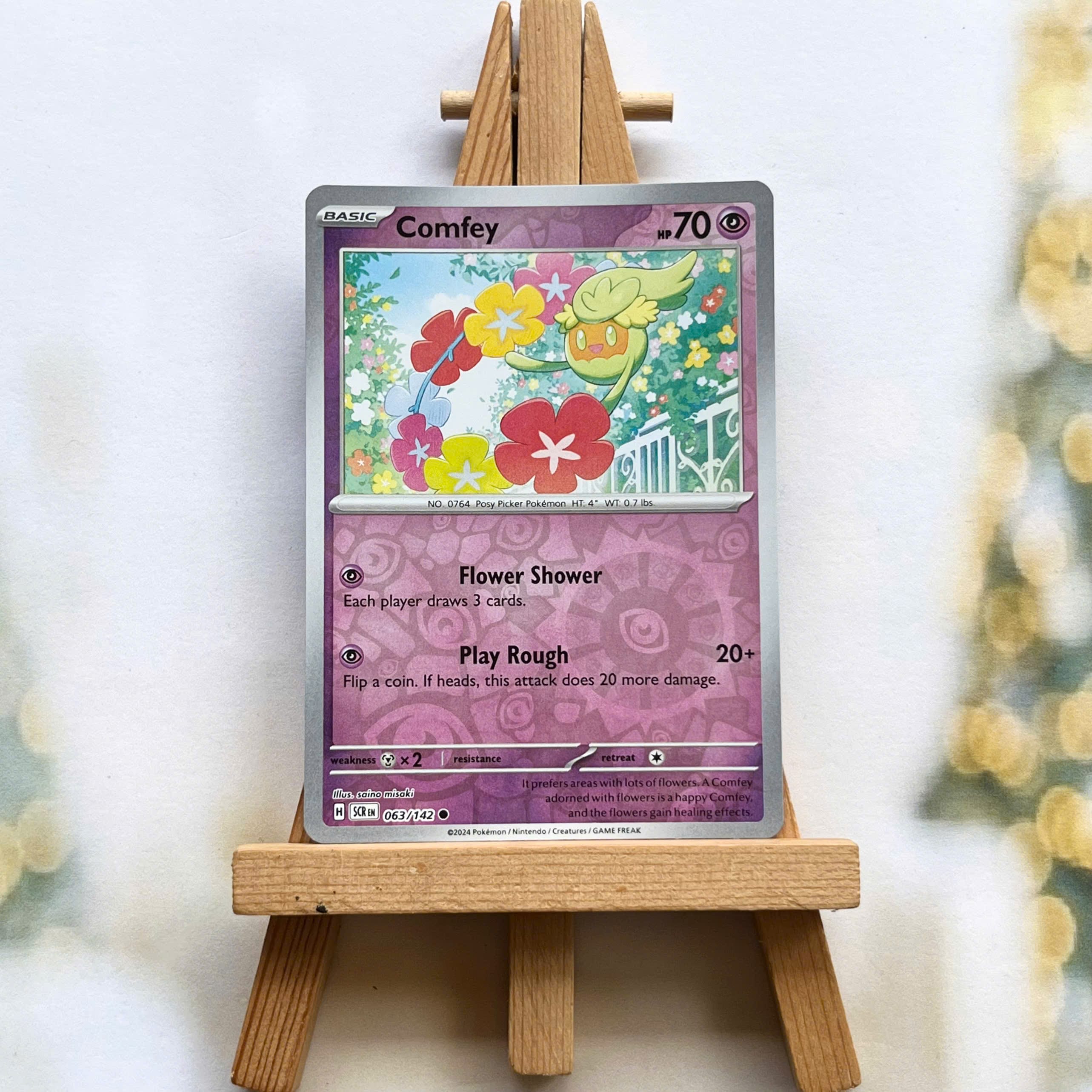 Thẻ hình Pokemon Comfey 063/142 - Lá bài lẻ Stellar Crown Common Reverse Holo tiếng Anh chính hãng