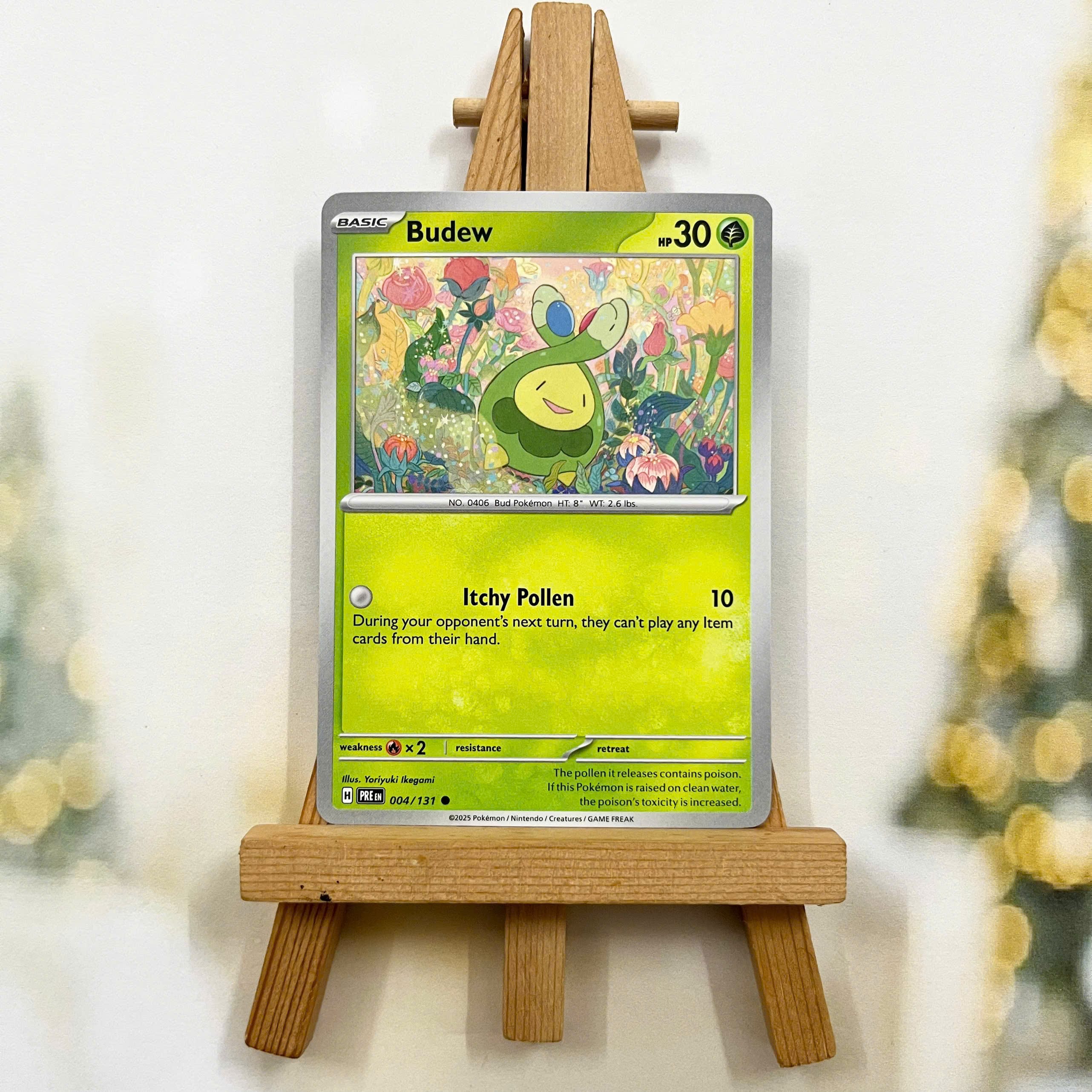 Thẻ hình Pokemon Budew 004/131 - Lá bài lẻ Prismatic Evolutions Common Reverse Holo tiếng Anh chính hãng