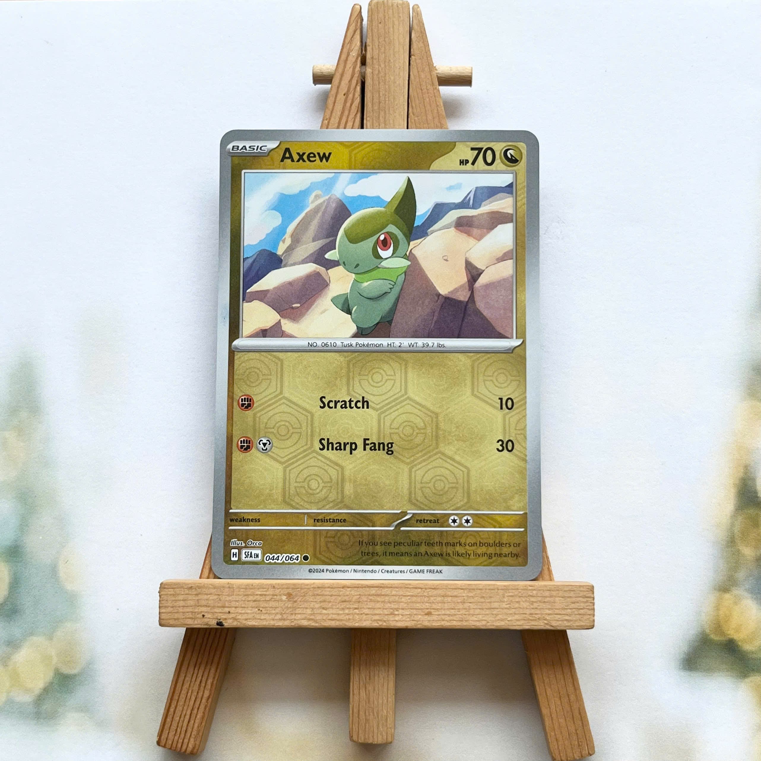 Thẻ hình Pokemon Axew 044/064 - Lá bài Scarlet & Violet Shrouded Fable Common Reverse Holo tiếng Anh chính hãng