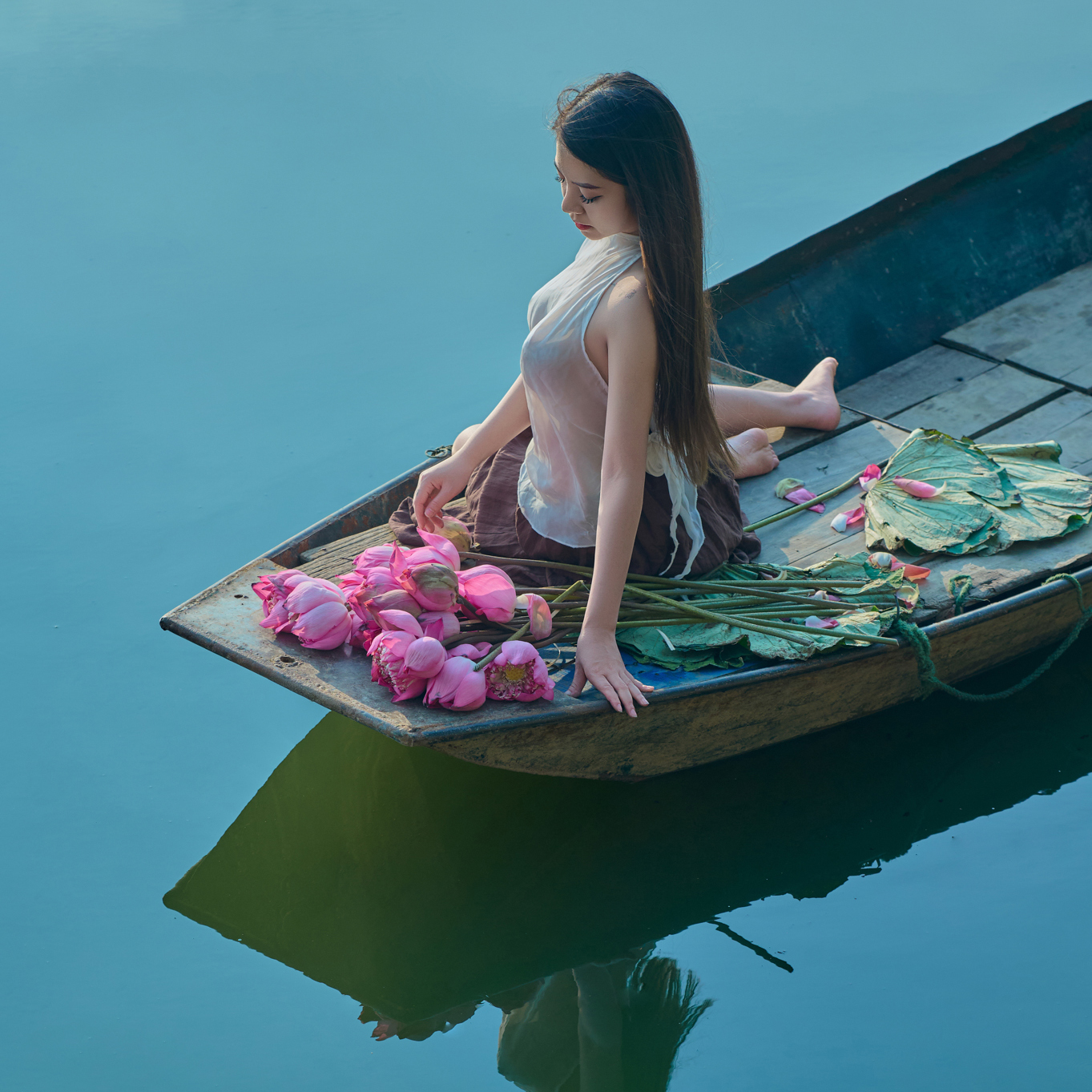 Ảnh Nghệ Thuật Thuyền Sen Trên Sông