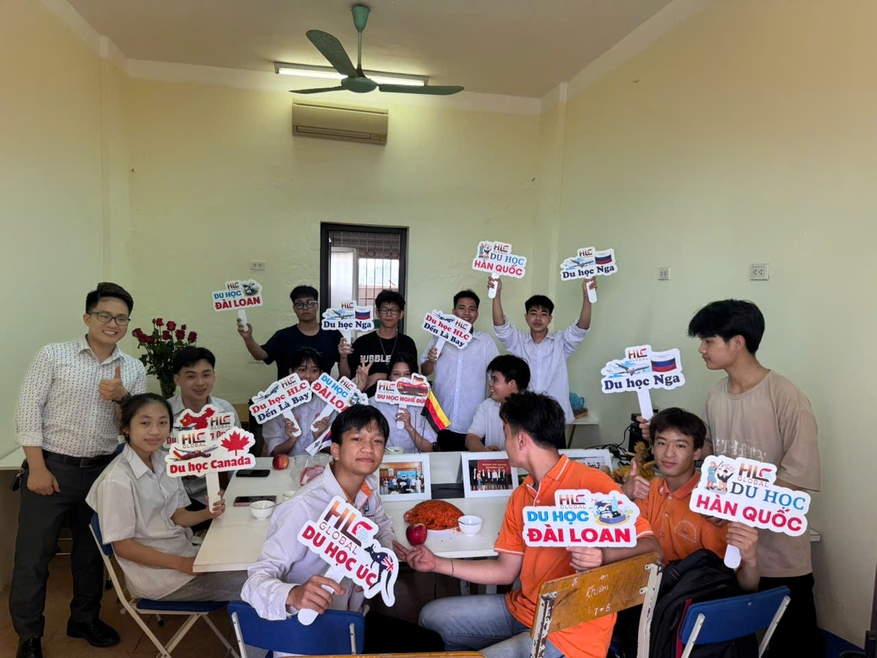 Sinh viên hào hứng tham gia tìm hiểu và đăng ký chương trình du học tại văn phòng HLCGlobal Đông Anh
