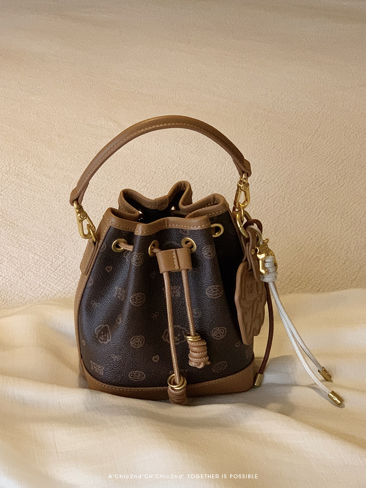 Chio2nd Bread Puppy Victoria Harbor Encounter Bucket Bag
