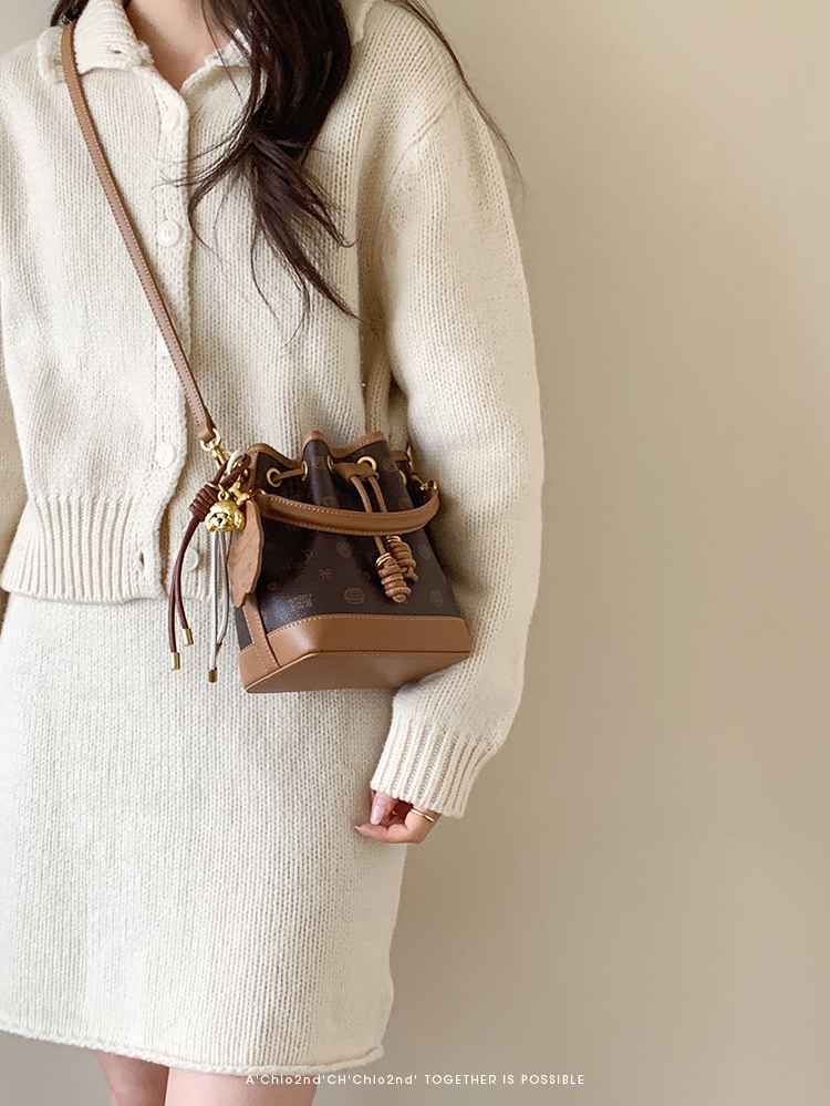 Chio2nd Bread Puppy Victoria Harbor Encounter Bucket Bag