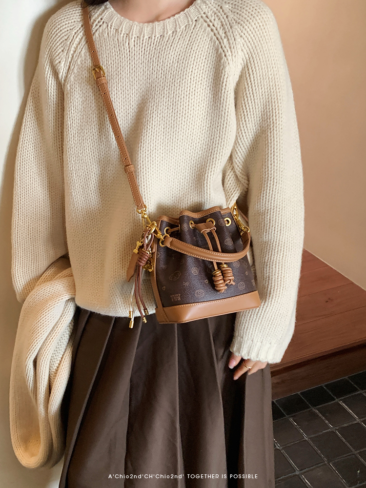 Chio2nd Bread Puppy Victoria Harbor Encounter Bucket Bag