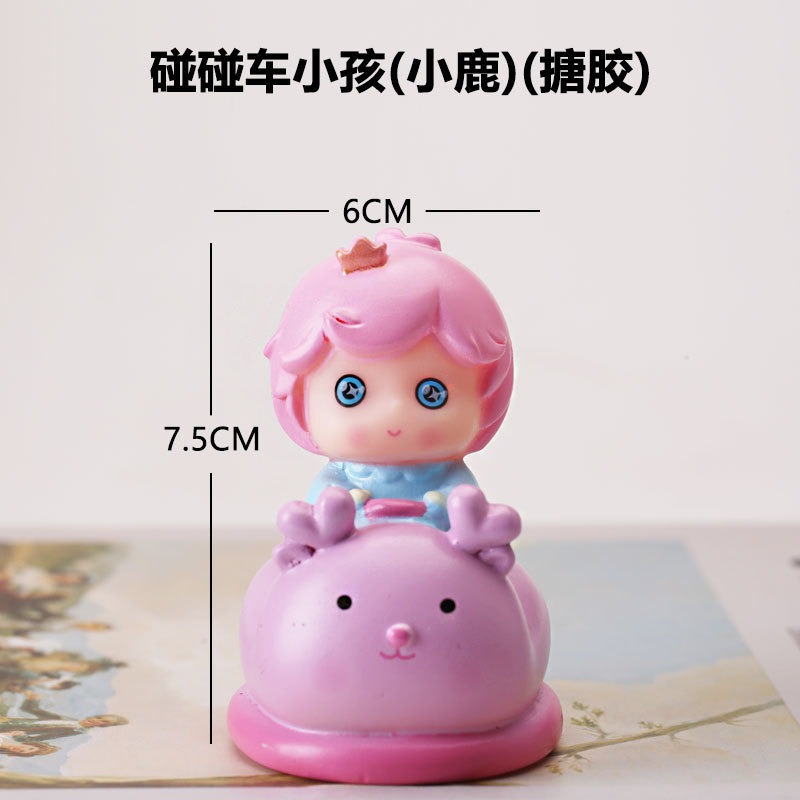 Bé cưỡi thú
