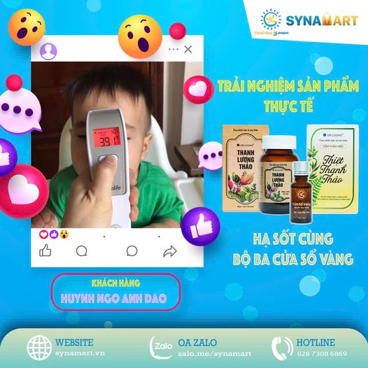 Anh ấy sốt cao.  Ông bố bà mẹ ẵm đi gặp bác sĩ để xem mắc bệnh gì.