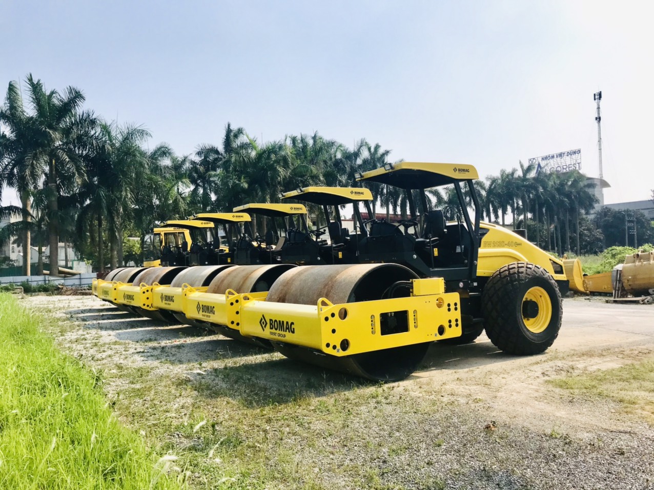 Dịch vụ cho thuê máy xúc KOMATSU và lu BOMAG