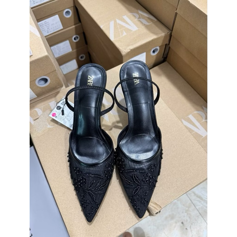 Giày ZR đen thêu hạt đen FULLBOX(sẵn) H429/T2.4A cùng trắng thêu hoa