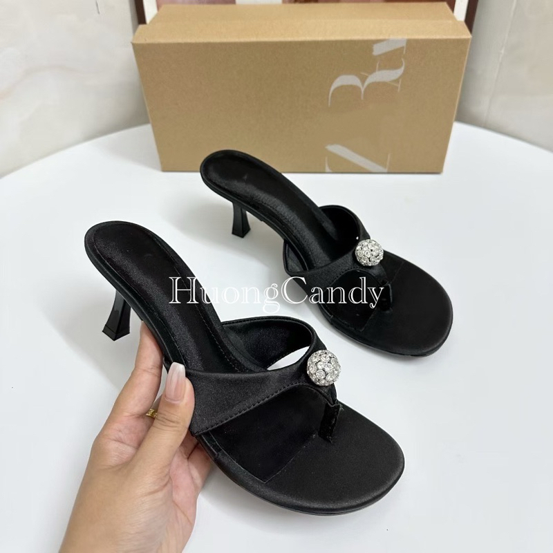 (lùi 1sz) Guốc Z đen lụa xỏ ngón quả cầu đá trắng FULLBOX(sẵn)-H449