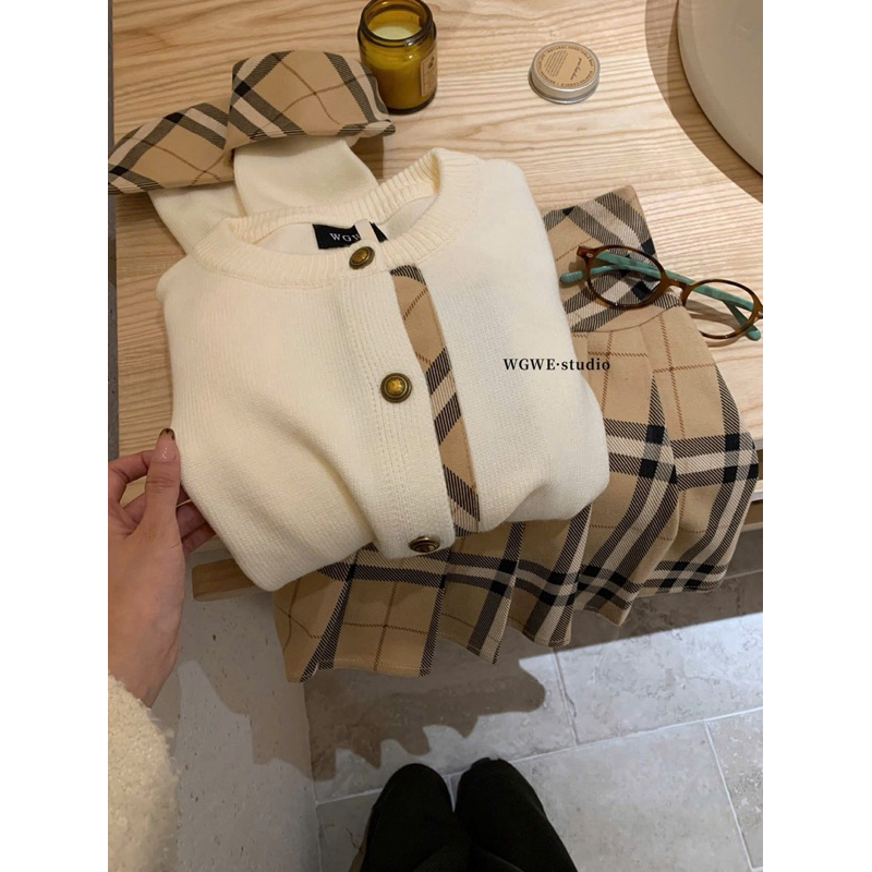 Áo khoác len cardigan WGWE 8669 phong cách Hàn+ Chân Váy Kẻ Caro Xếp Ly W8040#/H518