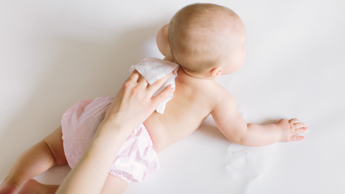 Khăn mặt khô mini Top Gia hay khăn bông truyền thống: Lựa chọn nào vệ sinh hơn cho bé?