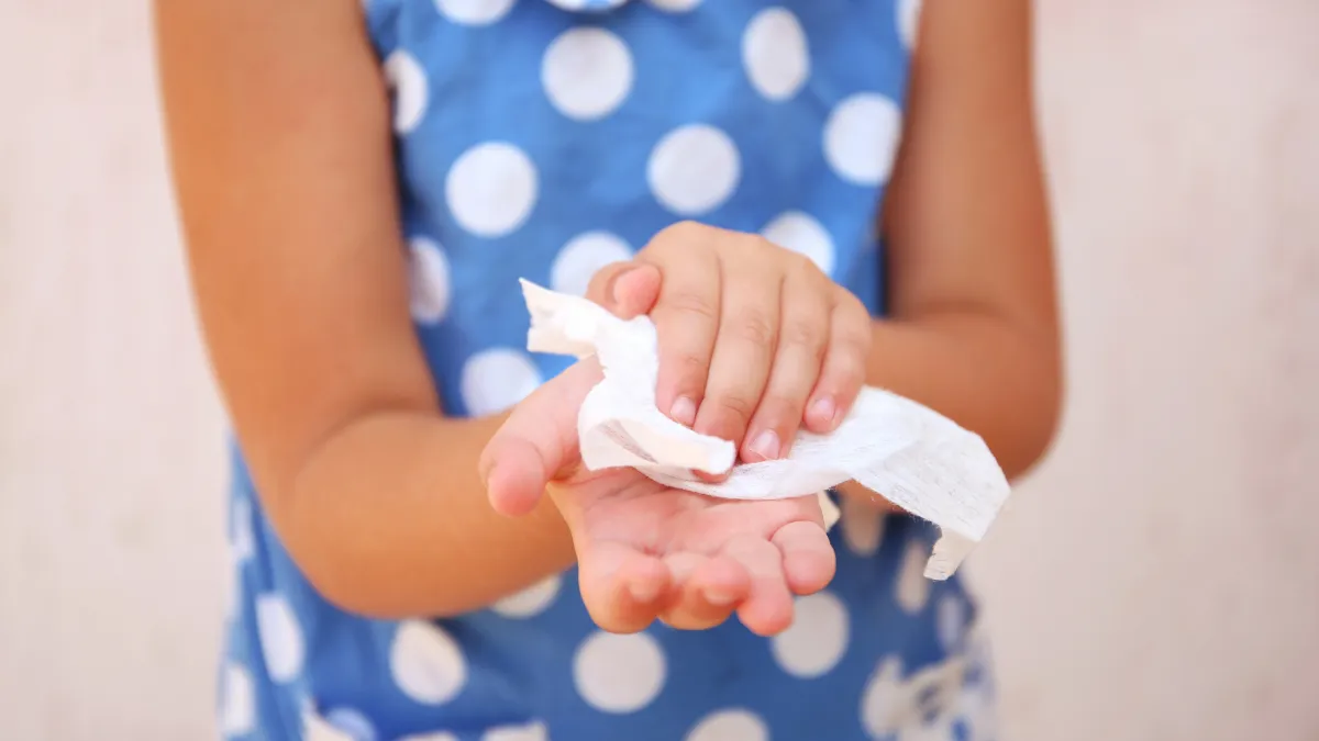Khăn ướt mini cho bé đi học: Tiện lợi cho mọi hoạt động ở trường