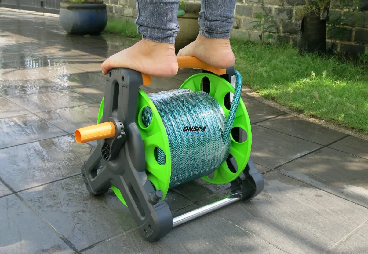 Kệ đẩy tưới cây 1302 cao cấp màu cam - Dây tưới Onspa 20m, đầu xịt điều chỉnh tia nước tiện lợi