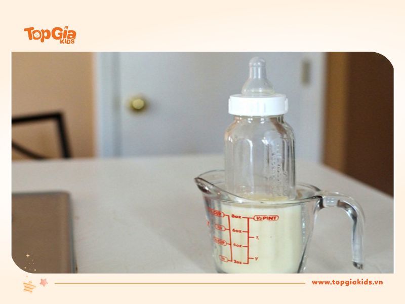 Có nên hâm sữa mẹ mà không dùng máy không