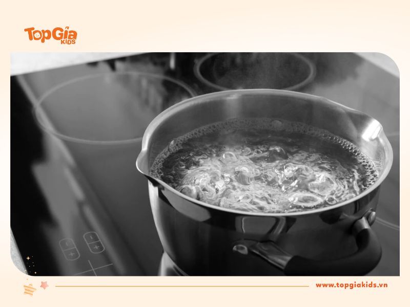 Tuyệt đối không dùng nước sôi hâm sữa