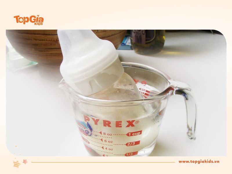 Một vài lưu ý quan trọng khi hâm sữa bằng nước nóng