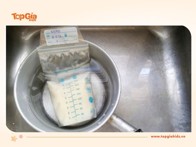 Cách hâm sữa mẹ để ngăn mát tủ lạnh bằng nước nóng