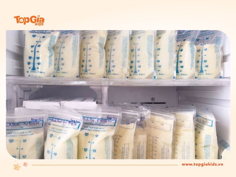 Cách hâm sữa mẹ bằng nước ấm từ sữa để ngăn đá