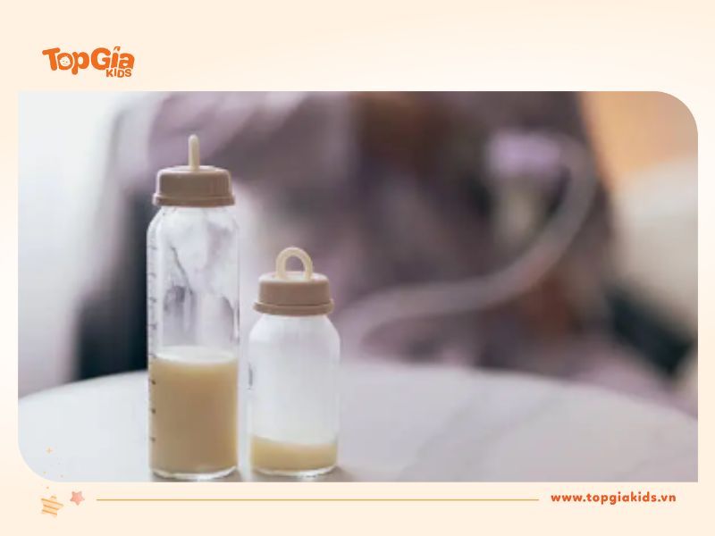 Sữa mẹ biến đổi màu, có mùi lạ có sao không?