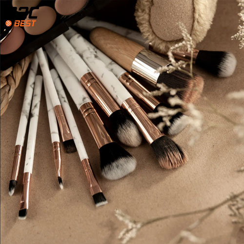 không vệ sinh dụng cụ trang điểm