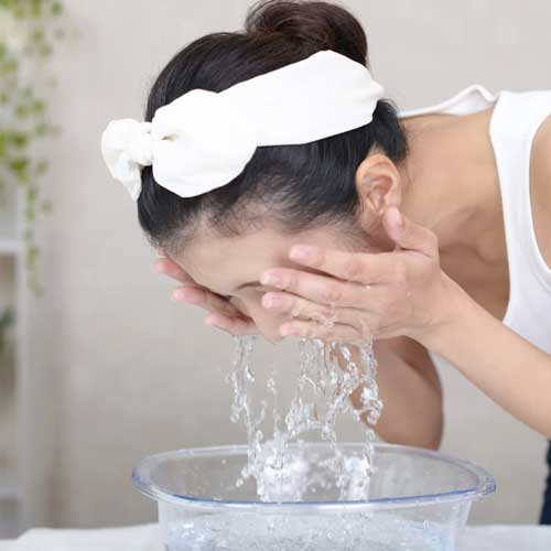 rửa mặt thường xuyên