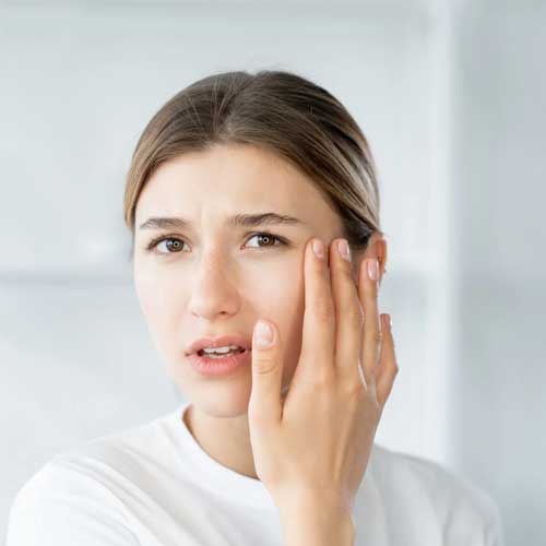 thường xuyên sờ tay lên mặt