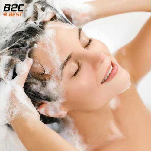 dầu gội và dầu xả chạy xuống mặt