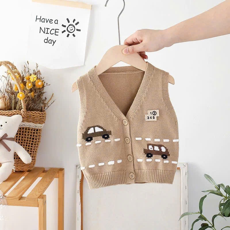 Áo gile len cúc giữa họa tiết ô tô đáng yêu cho bé yêu