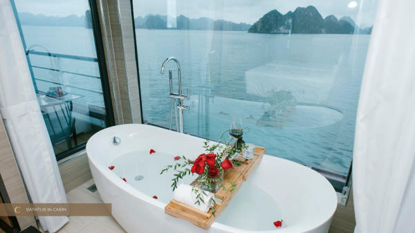 Du thuyền có bồn tắm hướng vịnh