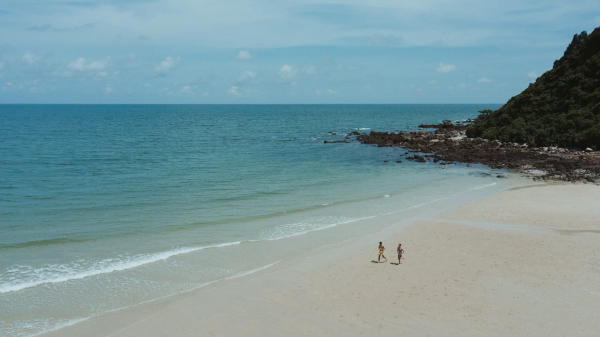 Đi dạo bãi biển Sơn Hào