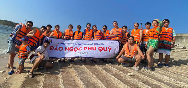 Đoàn khách đi đảo Phú Quý Đoàn khách đi đảo Phú Quý