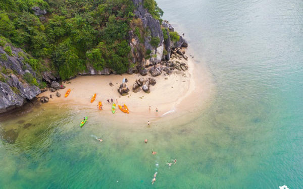 Bãi tắm Ba Trái Đào Hạ Long